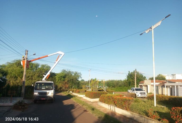 Prefeitura de Picos renova iluminação da Praça José Florêncio Fontes no bairro Junco