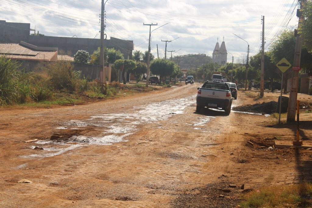 Moradores do bairro Ipueiras de Picos pedem conclusão da obra de dragagem