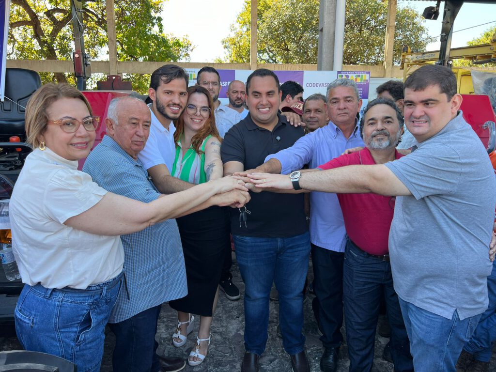 Em Teresina:  João Guilherme e Valdenislon Dias recebem trator para Santana do Piauí