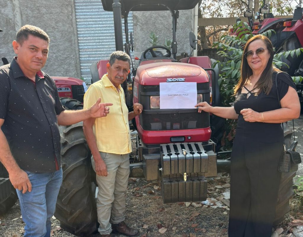 Santana do Piauí é contemplada com trator agrícola