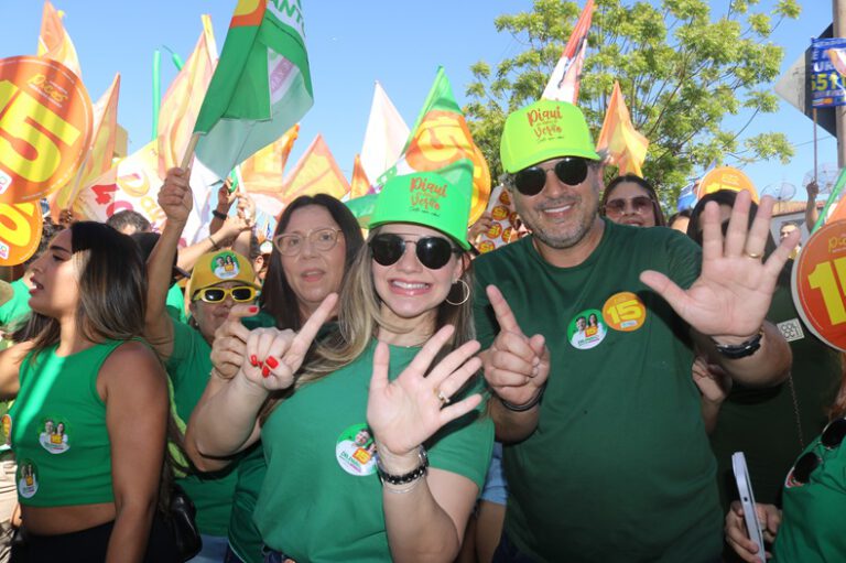 Em Picos, Pablo e Xandú reúnem multidão em caminhada