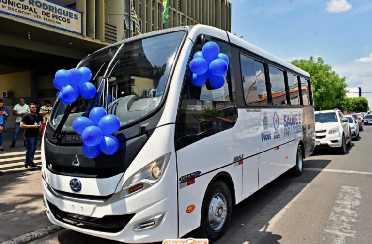 Prefeito Gil Paraibano e Secretário Aldo Gil realizam entrega de novo micro-ônibus à Secretaria de Saúde de Picos