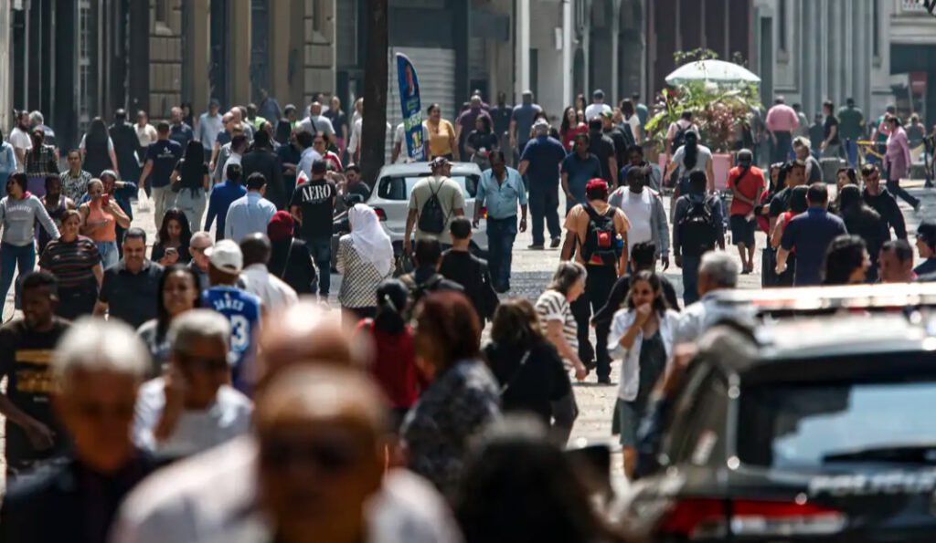 Pobreza atinge menor nível desde 2012, aponta IBGE