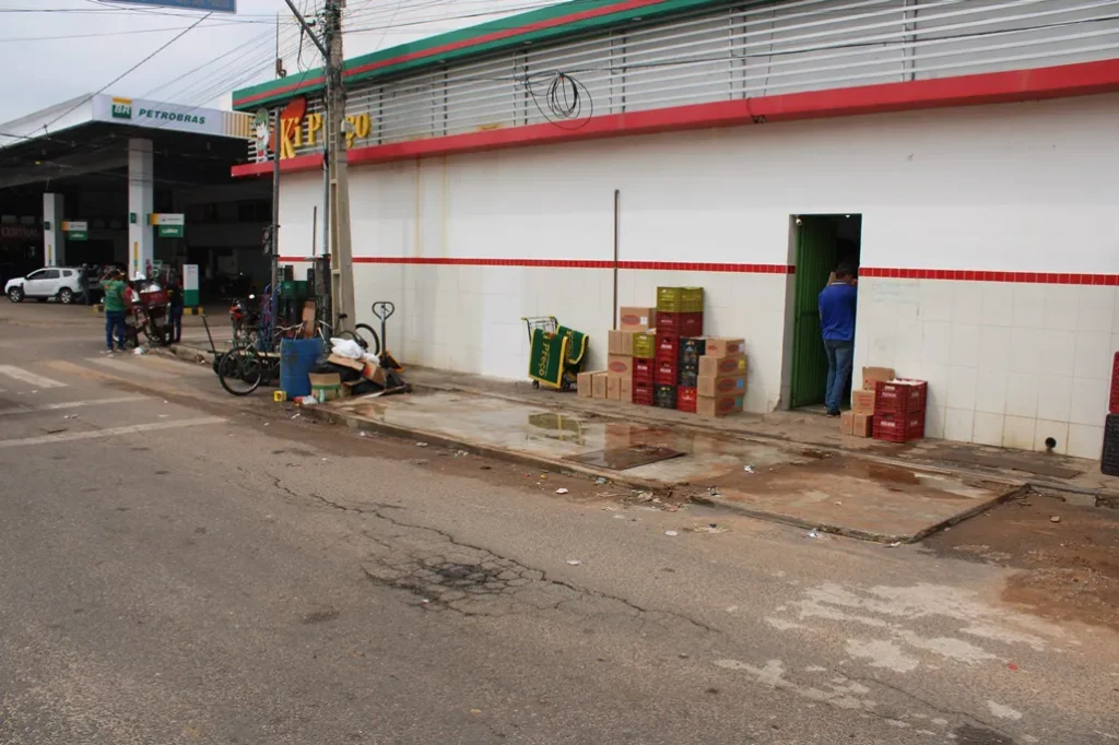 Prefeito de Picos Dr. Pablo Santos remove paradas de ônibus antigas