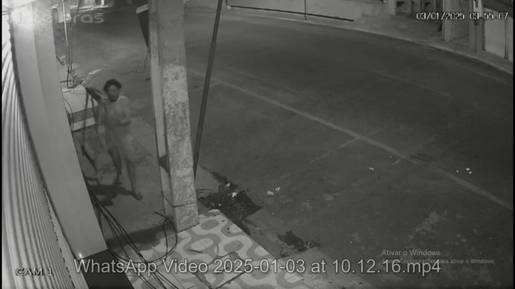 Câmera de segurança flagra momento em que homem rouba fiação no Centro de Picos