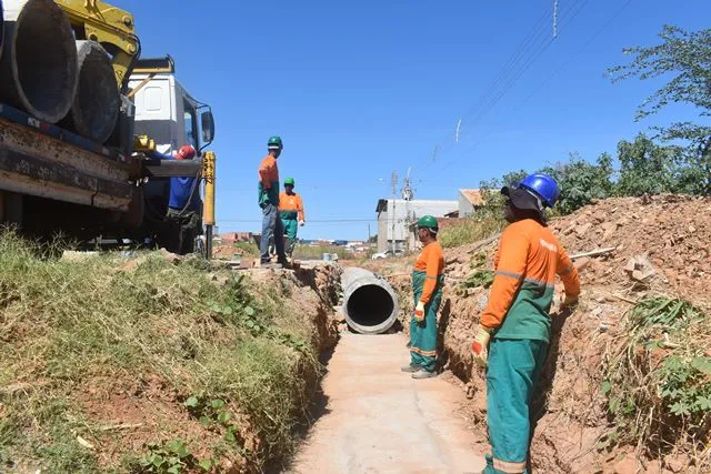 No local estão sendo implantadas manilhas para a construção de um bueiro celular simples.