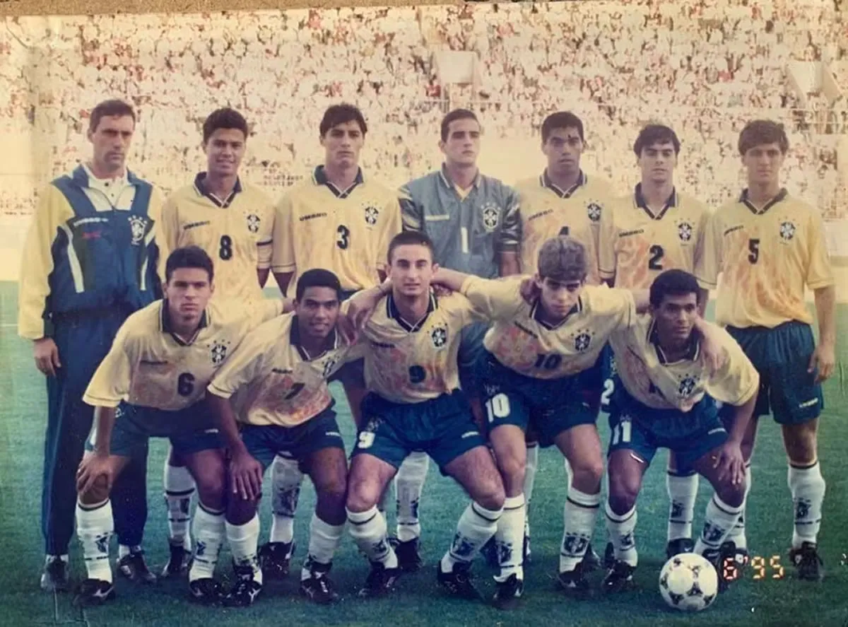 Seleção brasileira campeão do Torneio de Toulon, em 1995 – Leonardo é o último agachado à direita — Foto: Arquivo Pessoal/Adriano Teixeira