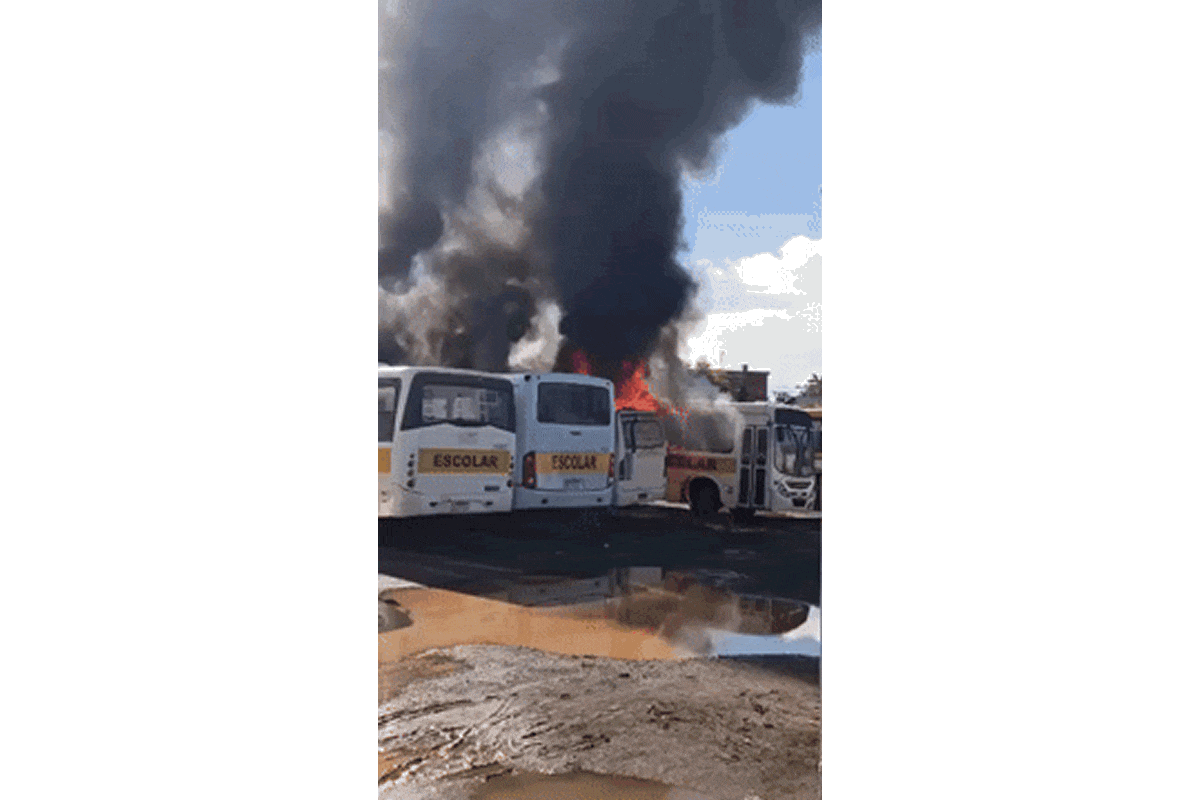 Incêndio em ônibus escolares de PIcos - Foto: Redes Sociais