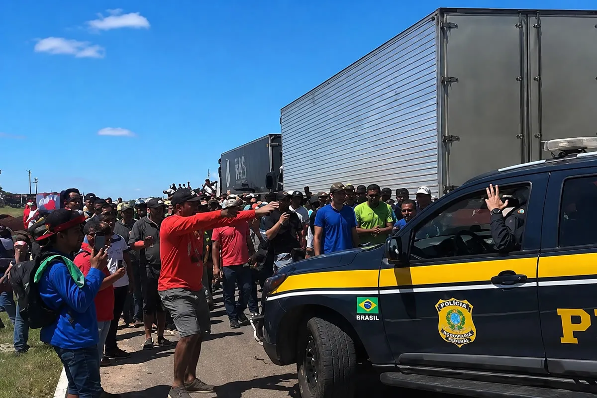 Protesto contra multas do Ibama bloqueia BR-407 em Paulistana